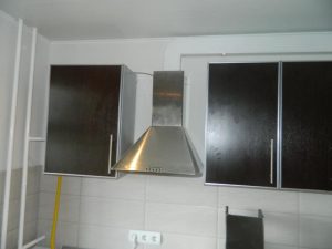 Установка вытяжки на кухне в Петергофе