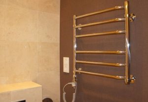 Установка электрического полотенцесушителя в ванной в Петергофе