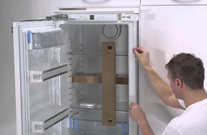 Установка встраиваемого холодильника в Петергофе